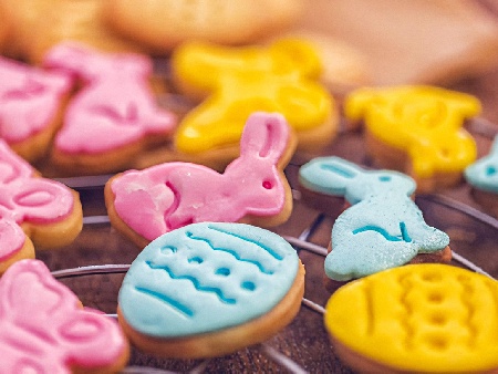 Великденски захарни бисквитки с цветна глазура - снимка на рецептата